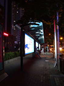中国旅行記＠大連観光、夜の中山広場付近のバス亭