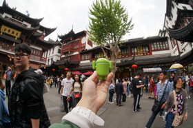 上海観光＠豫園老街を散歩、ドロイド君が記念撮影