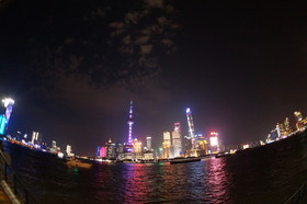 上海観光＠夜の外灘で東方明珠電視塔を眺める