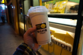 中国旅行記＠夜の上海、南京東路付近で快楽檸檬のミルクティーを飲む
